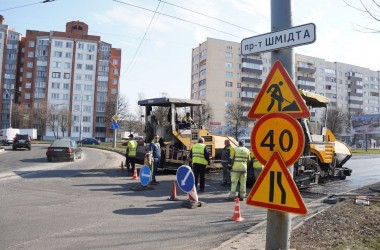 На проспекте Шмидта укладывают износостойкое покрытие, а остановки укрепляют гранитом