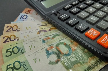 Белстат представил данные о размере средней зарплаты чиновников за 2025 год